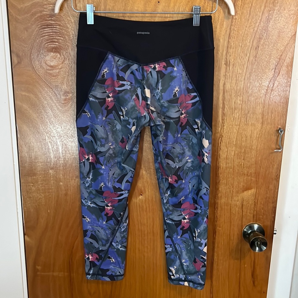 Patagonia Abstract Jungle Floral Centered Cropped Leggings